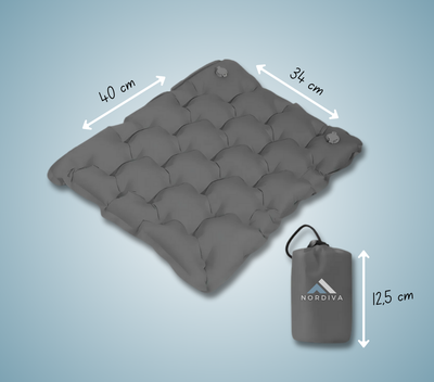 Nordiva SitPad oppblåsbart sitteunderlag, 40 × 34 cm, ved siden av kompakt pakkpose på 12,5 cm