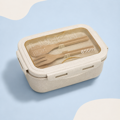 Alt-i-ett matboks i beige med gjennomsiktig lokk og bestikk oppbevart i lokket